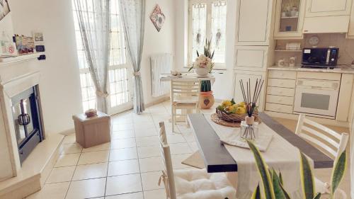 una cucina con un tavolo con una ciotola di frutta sopra di B&B Maison Blanche a Pompei