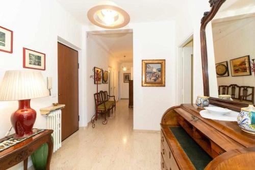 ein Wohnzimmer mit einem Tisch und einem Spiegel in der Unterkunft Appartamento Turati 74 in Turin
