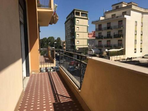 balcón con vistas a una ciudad con edificios en NICE APARTMENT VERy MODERN en Caltanissetta