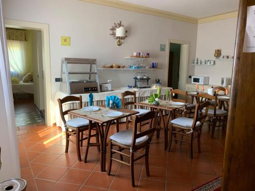 Un restaurante u otro lugar para comer en Al Borgo