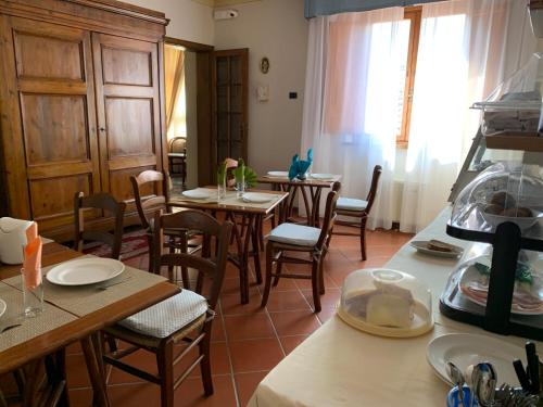 Un restaurante u otro lugar para comer en Al Borgo