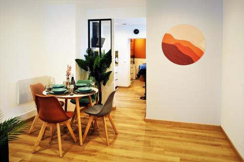 a dining room with a table and chairs at Appart Chill & Free - Proche Centre Valenciennes - Parking Gratuit in Valenciennes