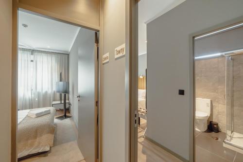 bagno con porta a vetri che conduce a una camera da letto di River Eyes Suites a Vila Nova de Gaia