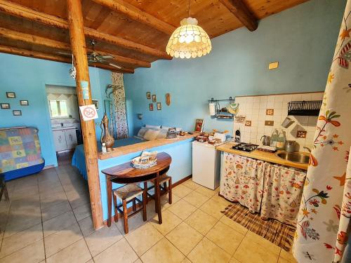 cocina con mesa y encimera en Cascina Beneficio, en Castelnuovo Bormida