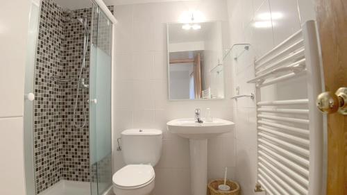 Koupelna v ubytování C12 - Apartamento Casa Llorgodo 3 - Villmor