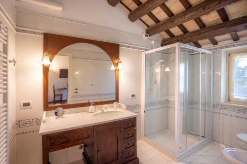 Ett badrum på Villa LeMarche b&b