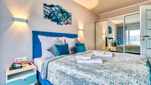 Posteľ alebo postele v izbe v ubytovaní Apartament IZER ZONE 21 z Sauną ogólnodostępną - 5D Apartamenty