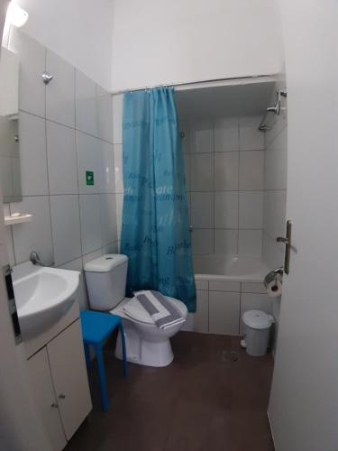 uma casa de banho com um WC, um lavatório e um chuveiro em Castle Inn em Chania Town