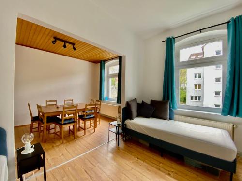 a bedroom with a bed and a table and a dining room at Cil Apt.- Gemütliche Wohnung am Philosophenweg mit Netflix in zentraler & ruhiger Lage in Kassel