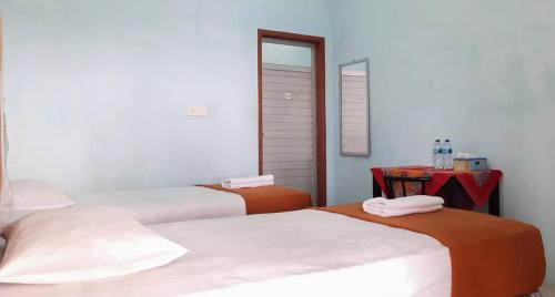 Кровать или кровати в номере Prima Homestay Mentawai Mitra RedDoorz