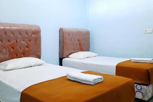 Кровать или кровати в номере Prima Homestay Mentawai Mitra RedDoorz