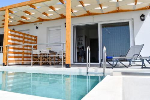 Vrachos Luxury Home 2 في أغيا غاليني: منزل به مسبح وفناء