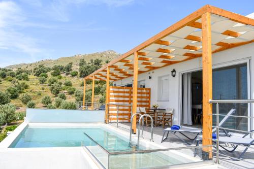 Bazén v ubytovaní Vrachos Luxury Home 2 alebo v jeho blízkosti
