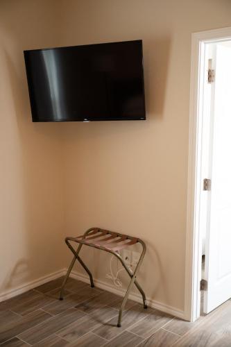 Televisyen dan/atau pusat hiburan di Fabulous King Size Bed in a Gated Neighborhood!