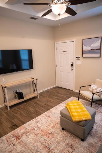 Televisyen dan/atau pusat hiburan di Fabulous King Size Bed in a Gated Neighborhood!