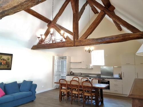 eine Küche und ein Esszimmer mit einem Tisch und Stühlen in der Unterkunft Château de Beaulieu in Saumur