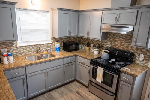Dapur atau dapur kecil di Fabulous King Size Bed in a Gated Neighborhood!