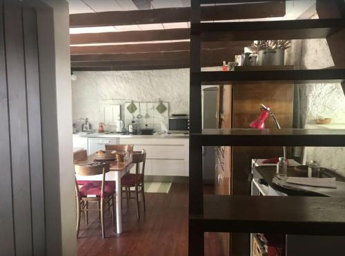 une cuisine avec une table et une salle à manger dans l'établissement Country house, à Caravate