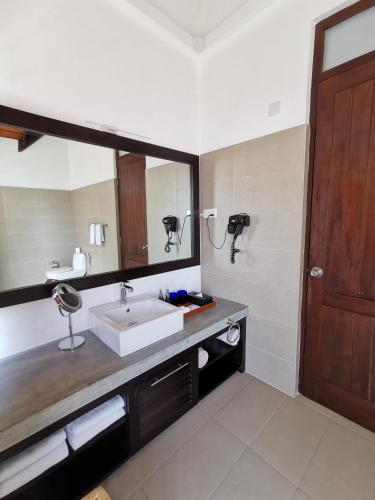 Bilik mandi di The Beach House by Reveal