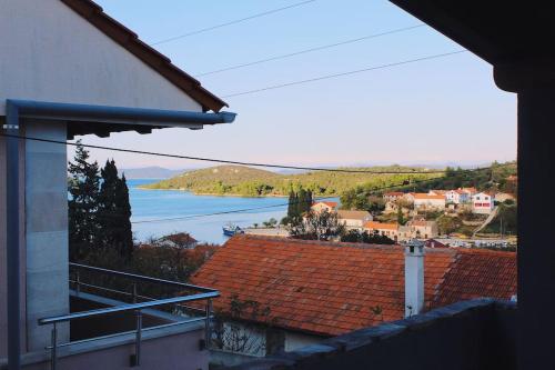 vista su una città e su un lago da un edificio di Apartment VistaMare Croatia a Luka