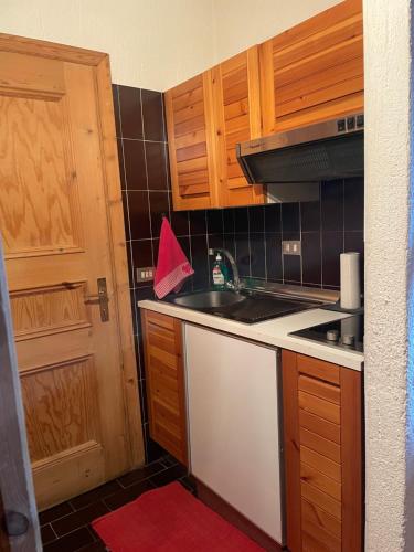 a kitchen with a sink and a counter top at Grazioso appartamento vicino al centro in Livigno