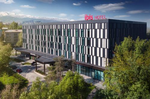 un edificio de oficinas con un cartel de hotel en él en ibis Almaty Jetisu, en Almaty