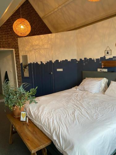 Een bed of bedden in een kamer bij Vrijstaande gezinswoning met ruime tuin