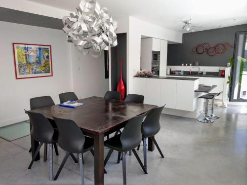 une salle à manger avec une table et des chaises en bois dans l'établissement Rouen centre avec Sauna - Jacuzzi - Parking - 5 étoiles, à Rouen