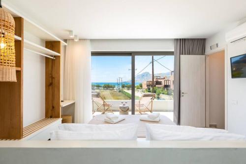 una camera da letto con due letti e vista sull'oceano di Villa Daphne-Naiades/ 2 bedrooms,luxury,beachfront a Plakiás