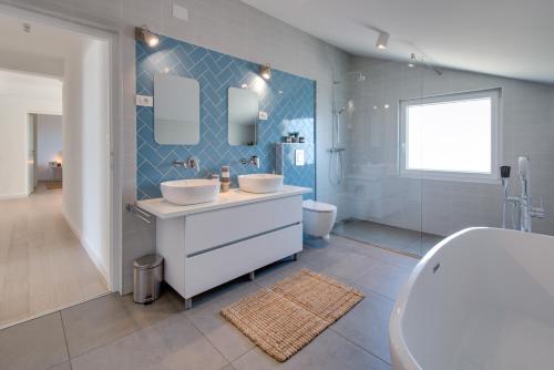 Kúpeľňa v ubytovaní Premium villa, heatable infinity pool, jacuzzi and seaview, beach and city just 10min by foot