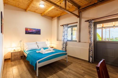 Кровать или кровати в номере Makarounis Athanasios Traditional Apartments(Ξενώνας)