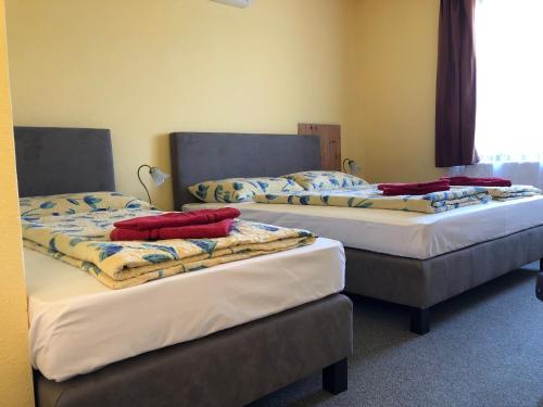 En eller flere senge i et værelse på Hotel Holdfény