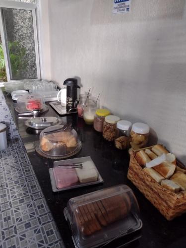una encimera de cocina con pan y otros alimentos. en Pousada Centro e Praia, en Fortaleza