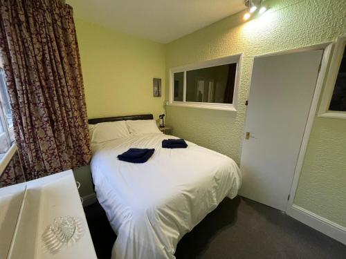 En eller flere senge i et værelse på 1 Bedroom Ground Floor Holiday Apartment Skegness - Flat 11