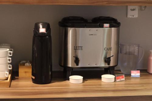 Oprema za pripravo čaja oz. kave v nastanitvi Onix Hotel Aeroporto