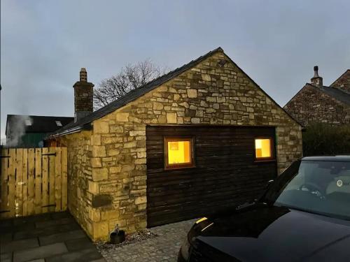 kamienny dom z garażem z dwoma oknami w obiekcie Salcombe Holiday Cottage w mieście Wilpshire