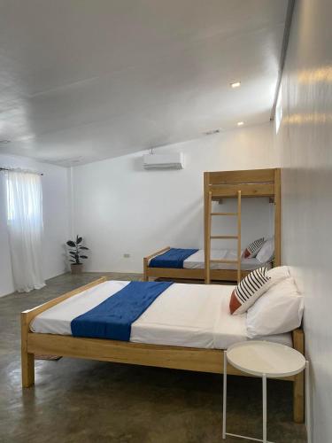 1 Schlafzimmer mit 2 Etagenbetten und einem Stuhl in der Unterkunft Al Manor Bed & Breakfast in Dalaya
