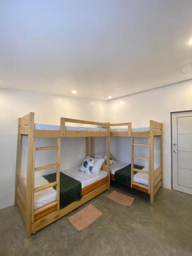 Zimmer mit 2 Etagenbetten in der Unterkunft Al Manor Bed & Breakfast in Dalaya