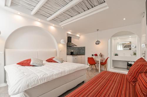 Ένα ή περισσότερα κρεβάτια σε δωμάτιο στο Naxos Evilion Luxury Apartments & Suites