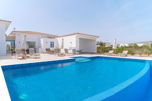 Aretousa Dyo by Prestige Bookings