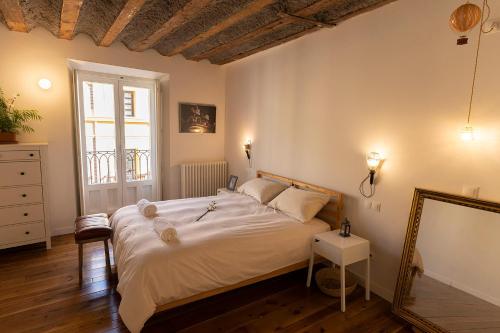 ein Schlafzimmer mit einem großen Bett und einem Fenster in der Unterkunft La linterna de San Lorenzo in Burgos