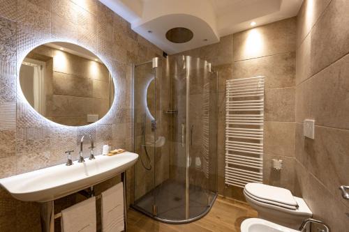 y baño con lavabo, ducha y aseo. en Palazzo del Mercante en Montepulciano