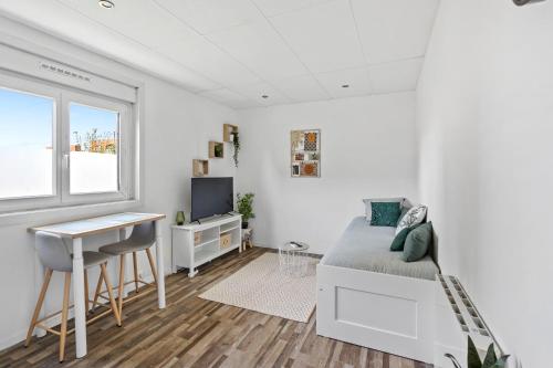 Schlafzimmer mit einem Bett, einem Schreibtisch und einem Fenster in der Unterkunft La Suite Classic in Maubeuge