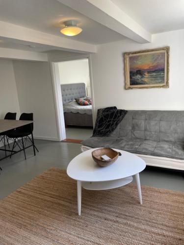 uma sala de estar com um sofá e uma mesa de centro em Grindhuset em Skottorp