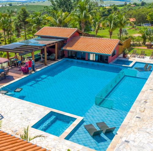 uma vista superior de uma piscina em frente a uma casa em Pousada Estancia Canastra em Delfinópolis
