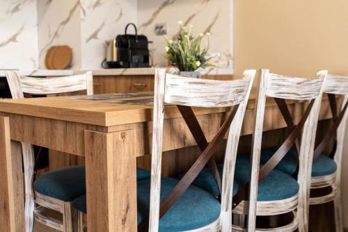 una mesa de comedor con 4 sillas alrededor en City Apartments 2, en Velingrad