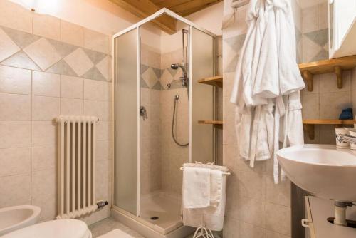 Ein Badezimmer in der Unterkunft Loft della Perpetua di Casa Bernardi, romantica mansarda nelle Dolomiti di Brenta