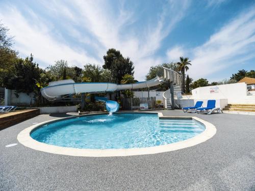 - une piscine avec toboggan dans la cour dans l'établissement Camping 3 étoiles A La Corniche La Rochelle Angoulins, à Angoulins-sur-Mer