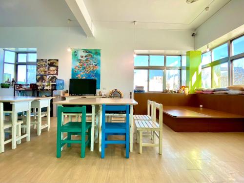 澎湖北吉光背包客民宿 Bayhouse Hostel Penghuにあるテレビまたはエンターテインメントセンター