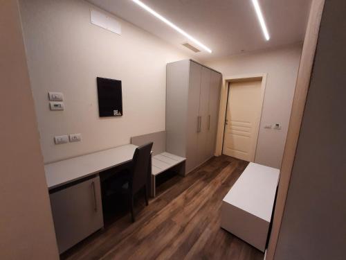 Μια τηλεόραση ή/και κέντρο ψυχαγωγίας στο STOP&GO Suites and Apartments